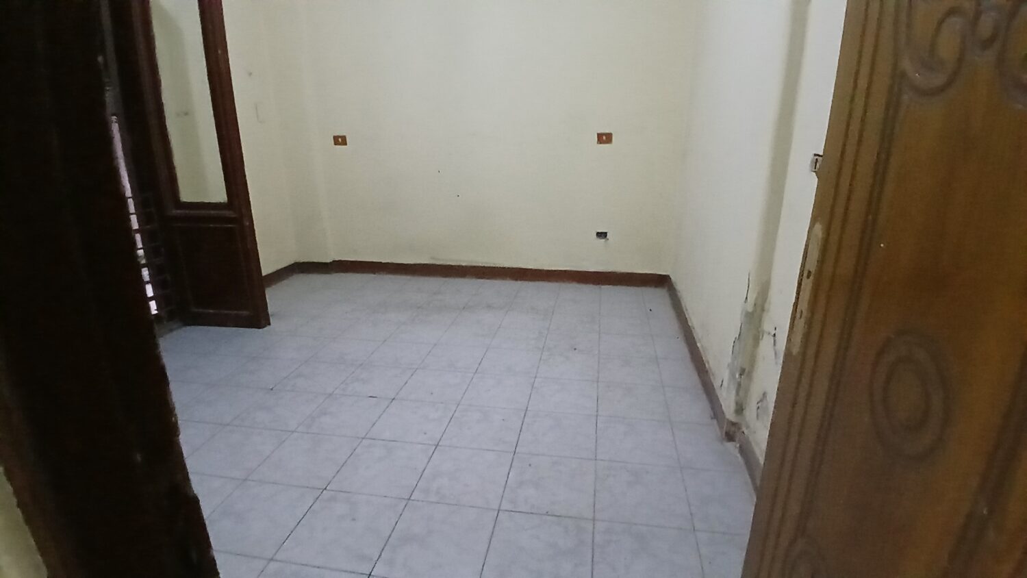 مكتب للإيجار في العجوزة 80م قرب شارع النيل و ميدان شاهين .