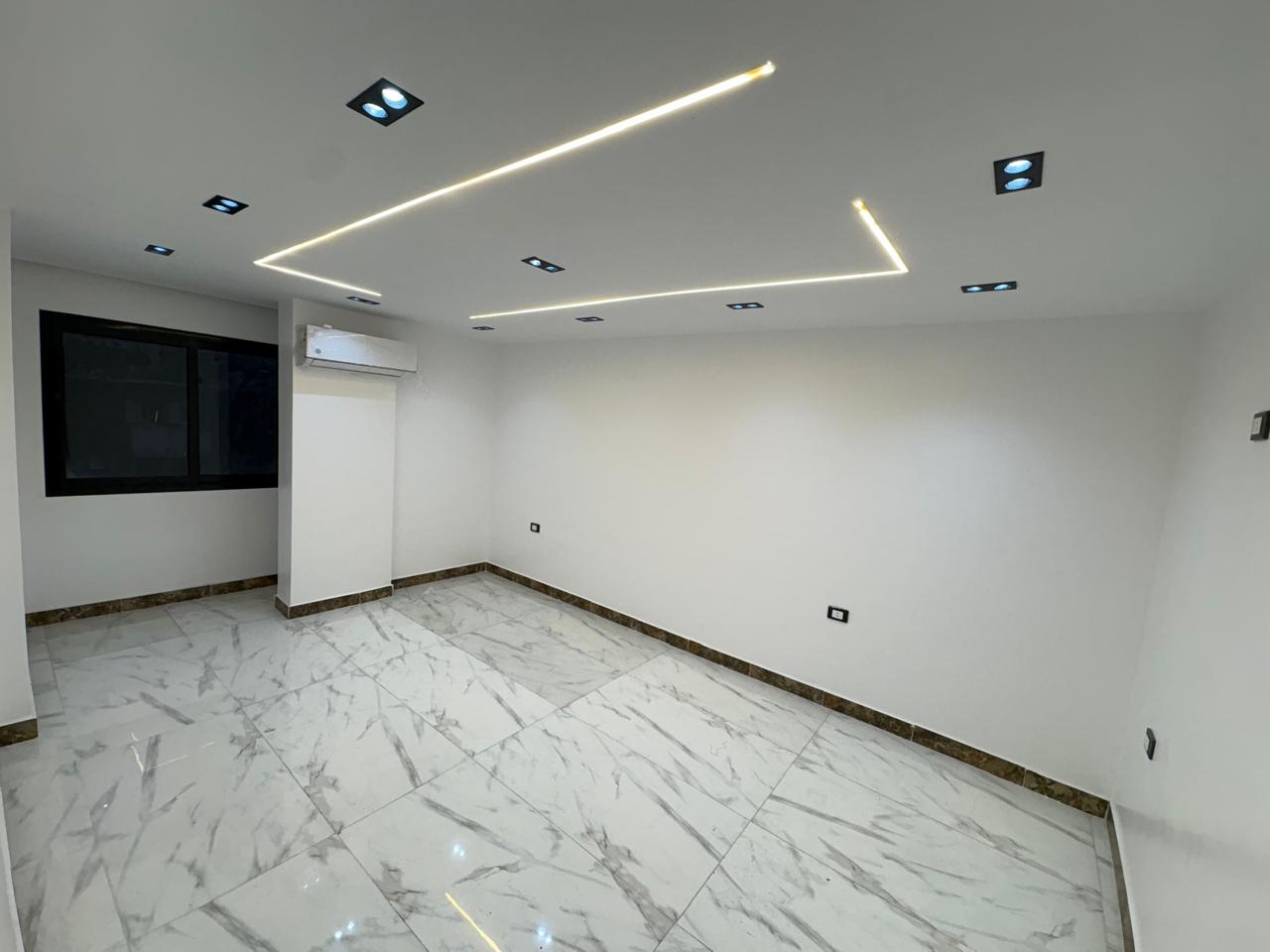 مكتب للإيجار في المهندسين 50م في شارع السودان الرئيسى يصلح سكنى أو إدارى .