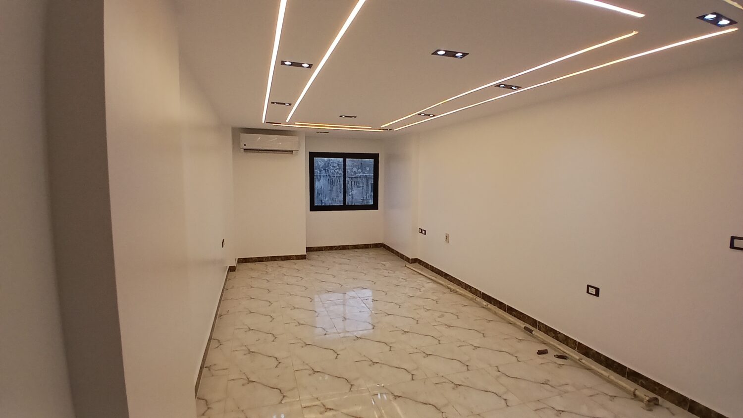 مكتب للإيجار في المهندسين 50م في شارع السودان الرئيسى يصلح سكنى أو إدارى .