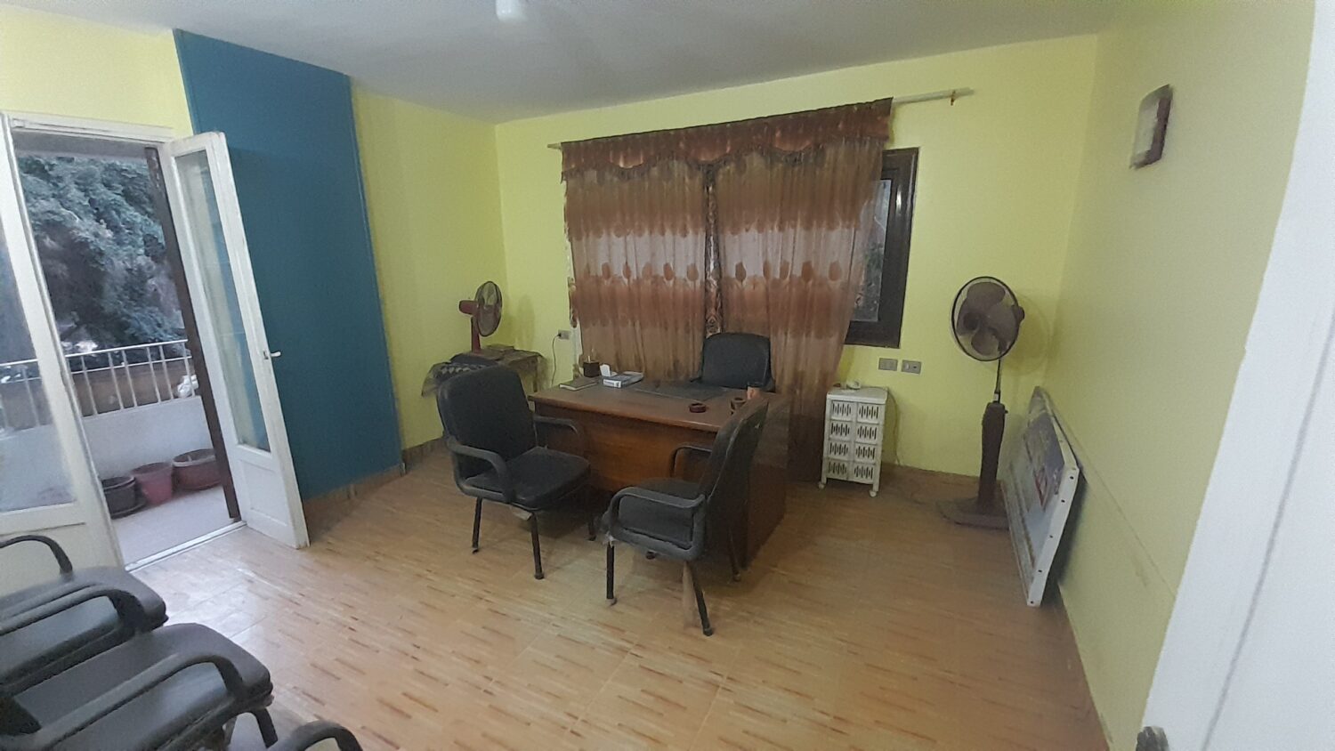 غرفة إداري للإيجار فى الدقى فى مكتب 200م قرب مترو البحوث .