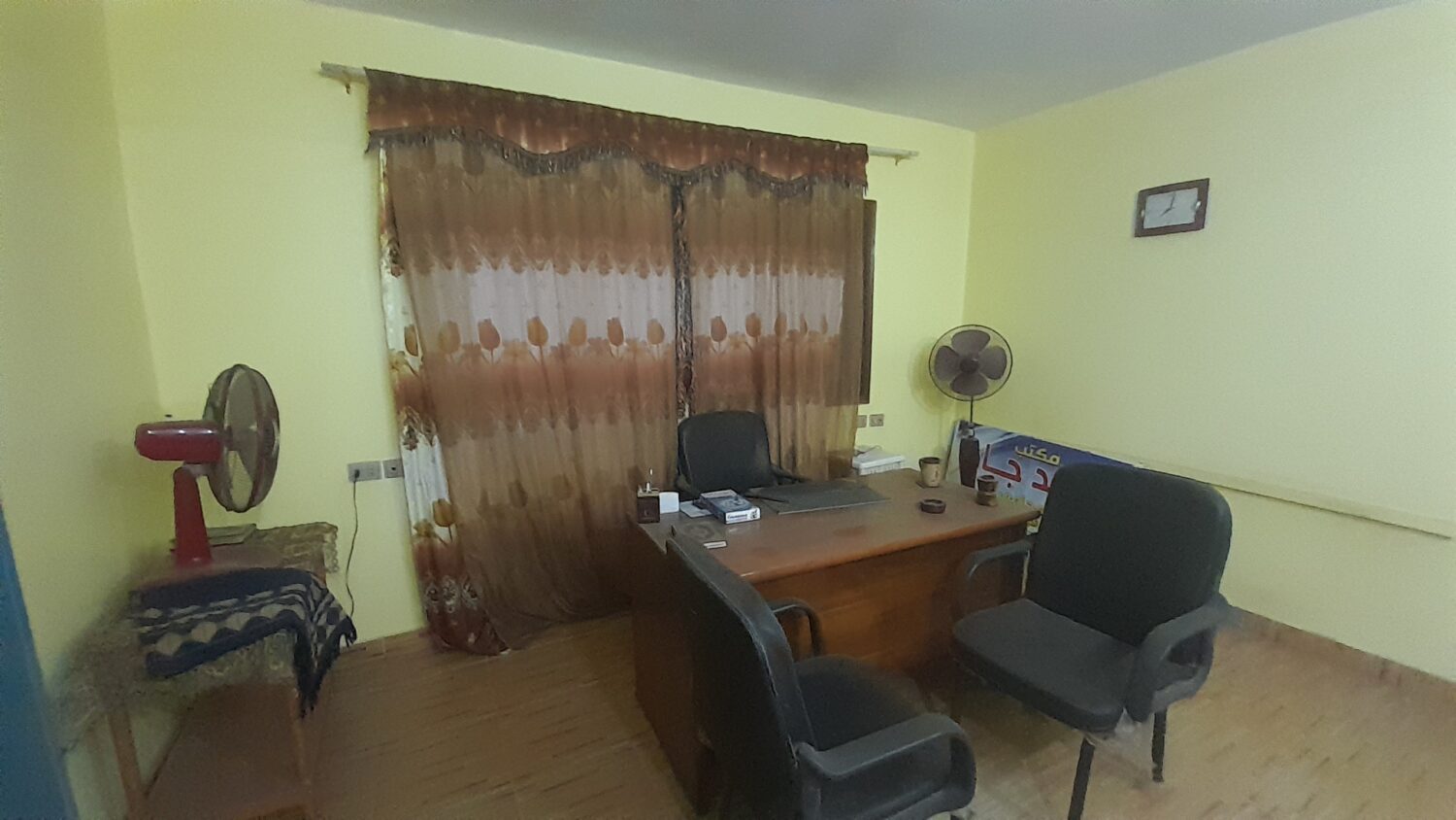 غرفة إداري للإيجار فى الدقى فى مكتب 200م قرب مترو البحوث .