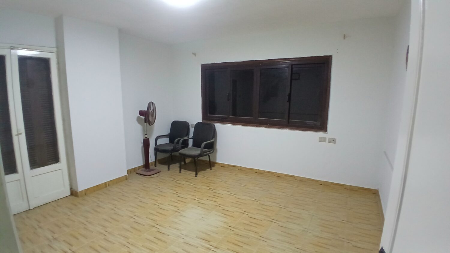 غرفة إداري للإيجار فى الدقى فى مكتب 200م قرب مترو البحوث .