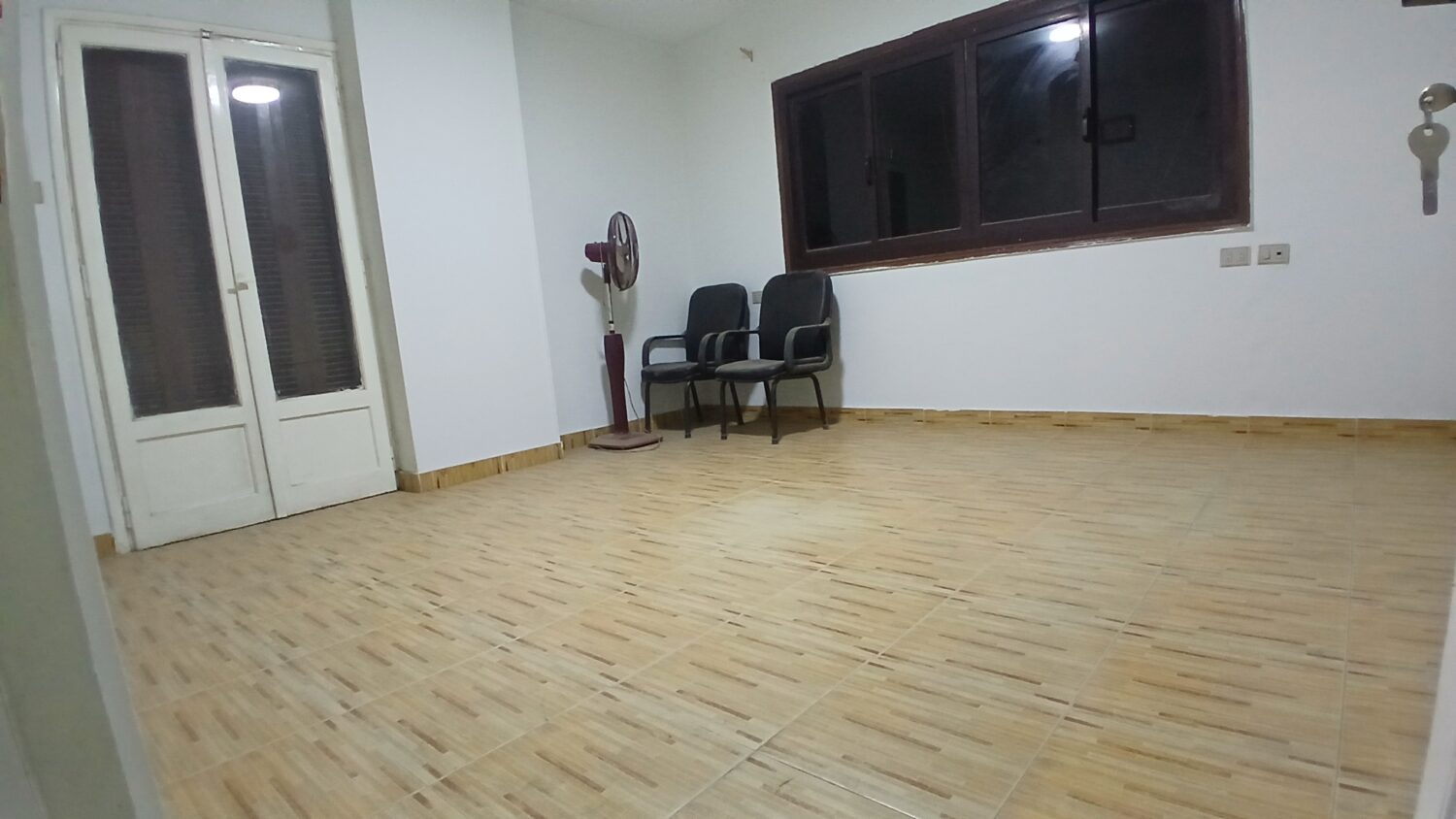 غرفة إداري للإيجار فى الدقى فى مكتب 200م قرب مترو البحوث .