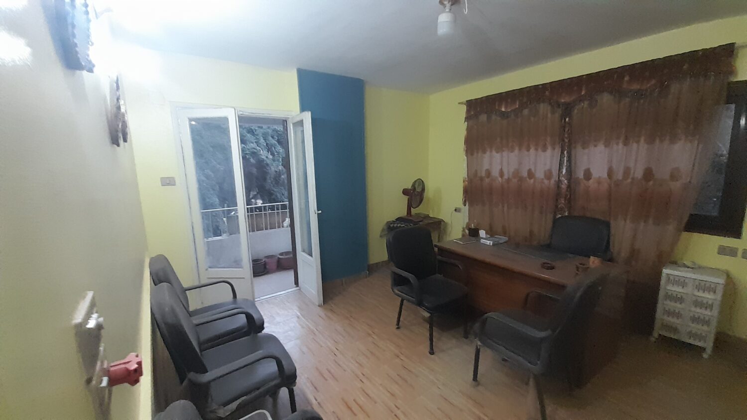 غرفة إداري للإيجار فى الدقى فى مكتب 200م قرب مترو البحوث .