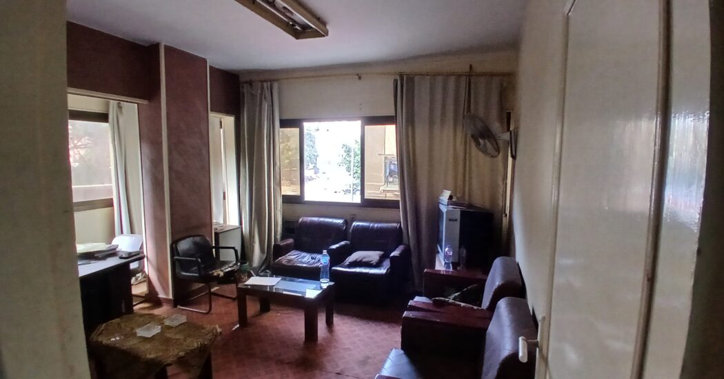 غرفة منفصلة 12م  داخل مكتب فى ميدان الدقى 80م  خطوات من المترو