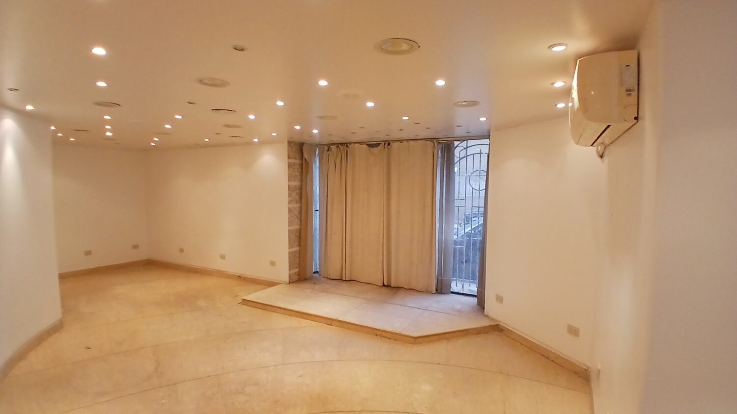 محل للبيع في المهندسين 73,5م قرب المترو و شارع رئيسى .