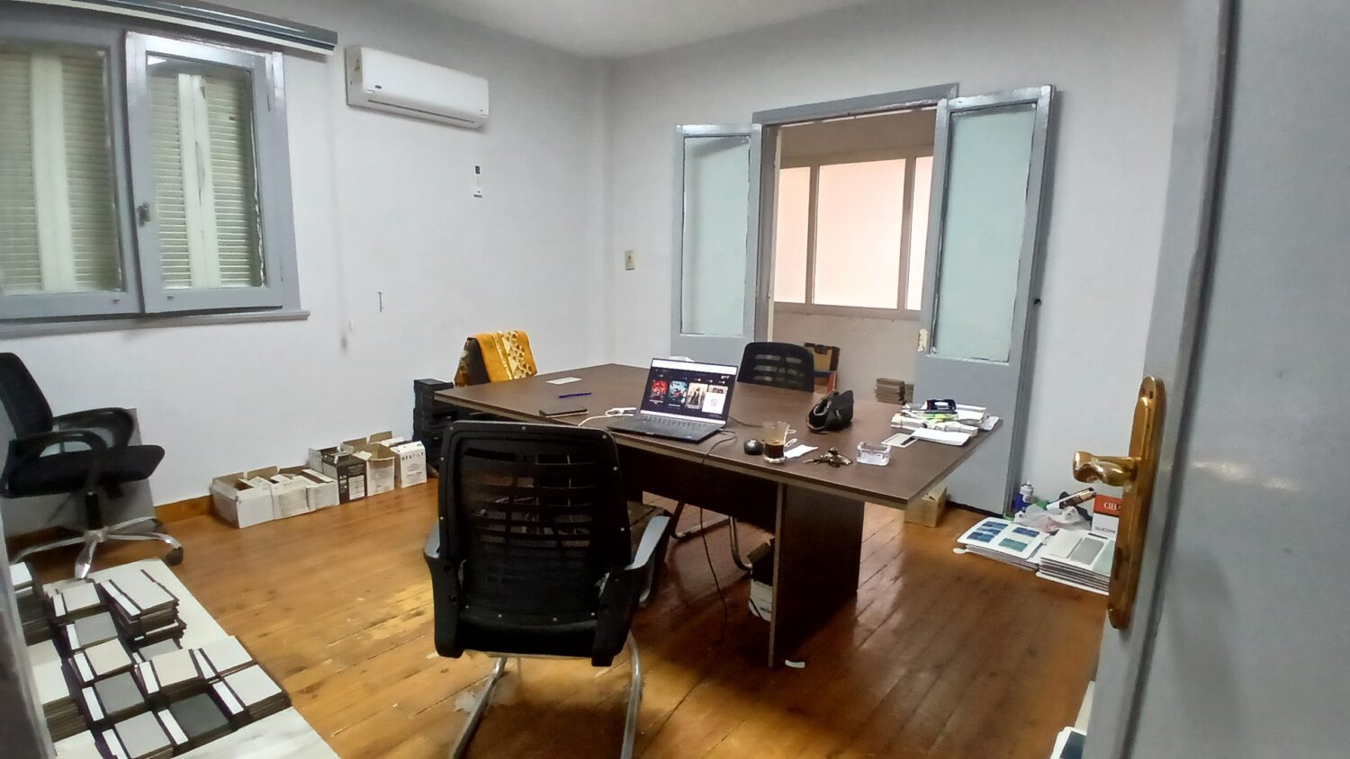 مكتب للإيجار فى المهندسين 100م خطوات من ش جامعة الدول الرئيسى ( موقع ممتاز ) .