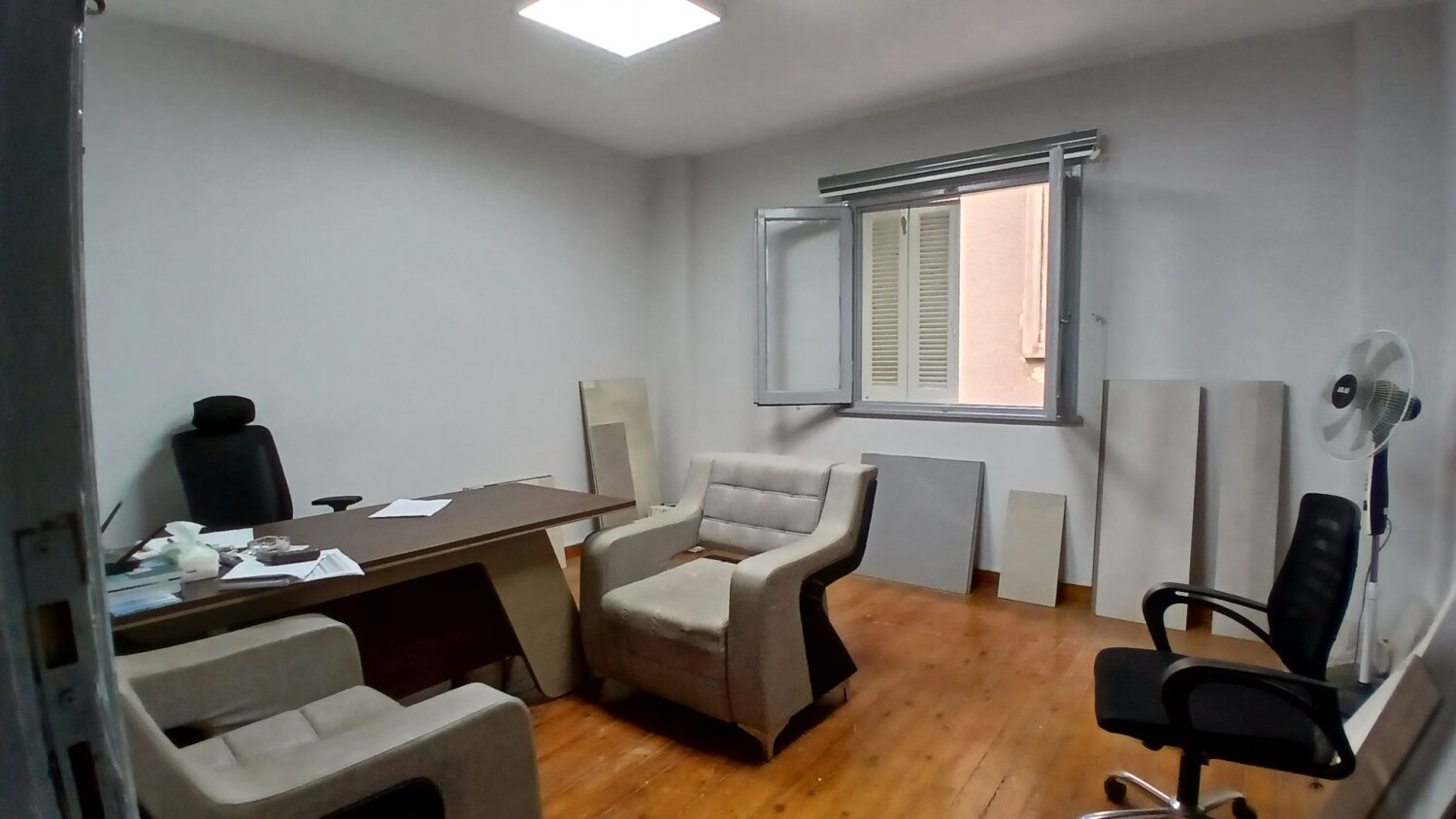 مكتب للإيجار فى المهندسين 100م خطوات من ش جامعة الدول الرئيسى ( موقع ممتاز ) .