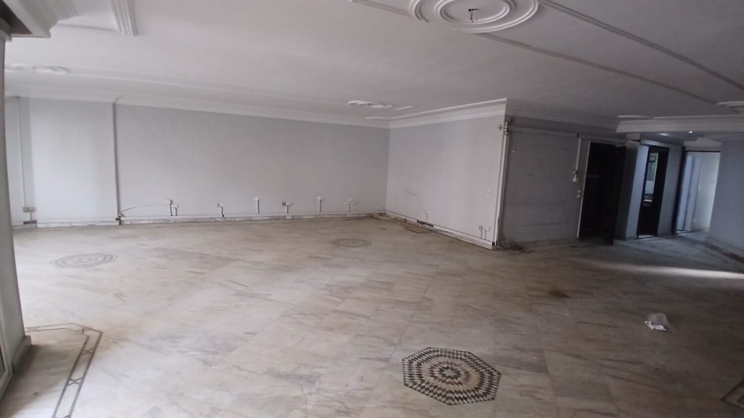 مكتب للايجار فى المهندسين 350م خطوات من شارع جامعة الدول الرئيسى ( مكيف بالكامل ) .