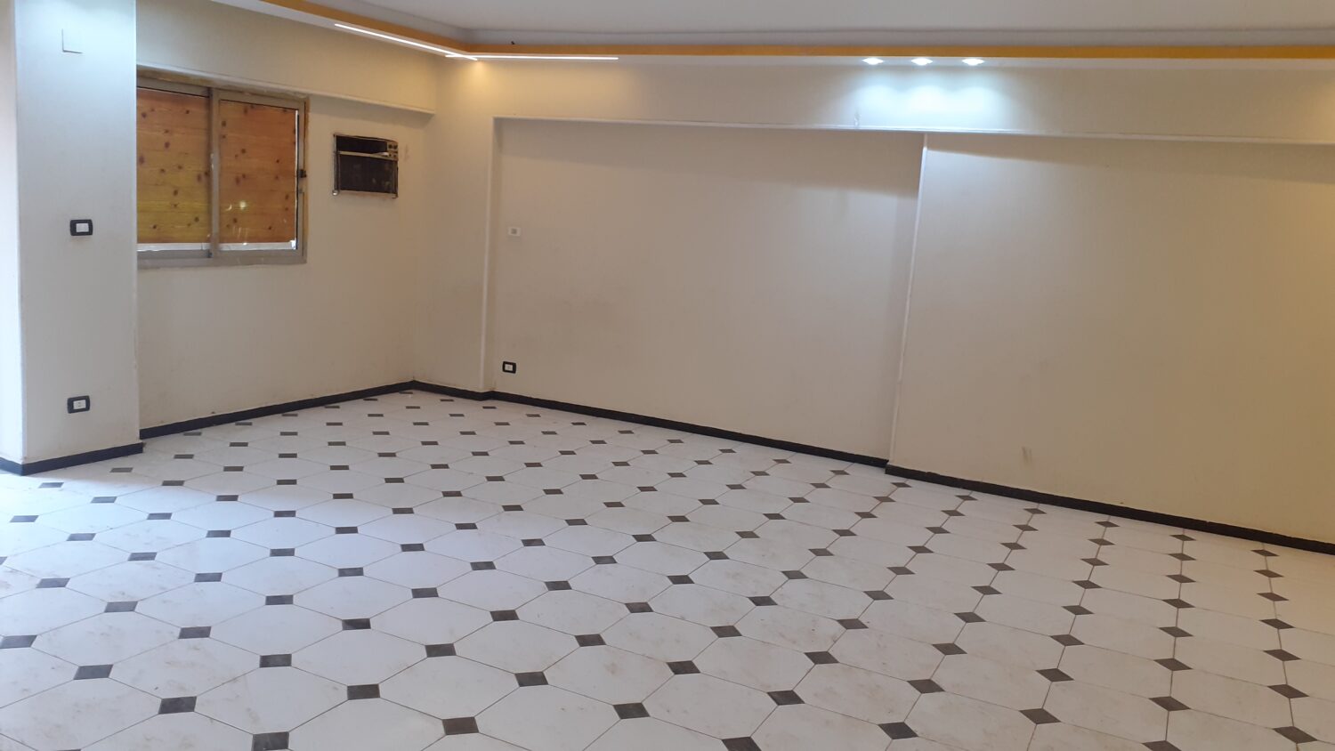 شقة للبيع فى المهندسين 200م تفرع شارع شهاب الرئيسى ( عمارة مدخلها شيك ) .