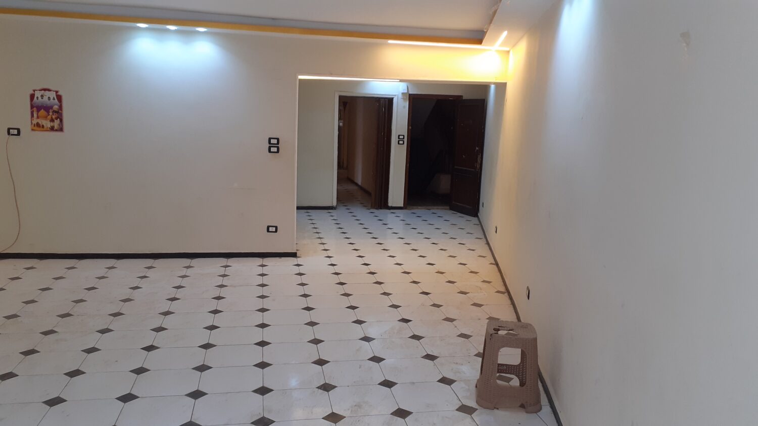 شقة للبيع فى المهندسين 200م تفرع شارع شهاب الرئيسى ( عمارة مدخلها شيك ) .