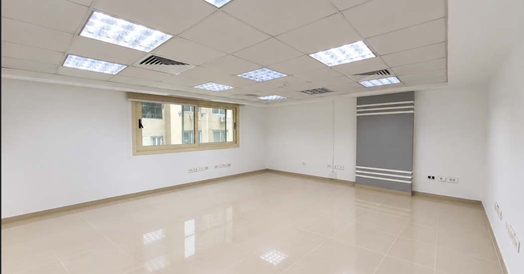 مكتب للإيجار فى المهندسين 450م فى شارع محى الدين أبو العز الرئيسى ( فيو رائع )
