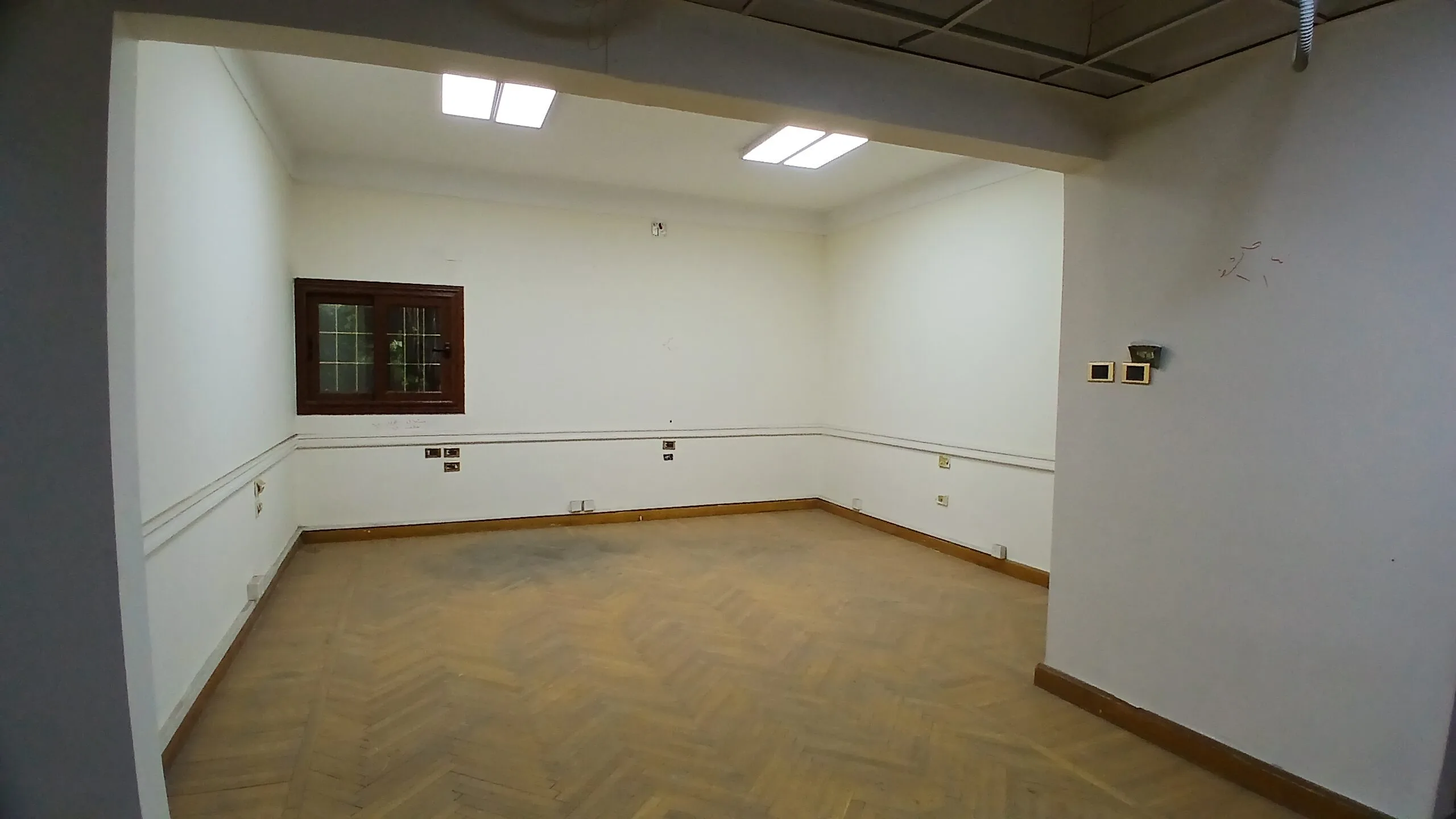 Office for sale in Southern Zamalek, 220 sqm, registered, and located just 5 minutes from the Nile—an excellent opportunity for administrative investment.