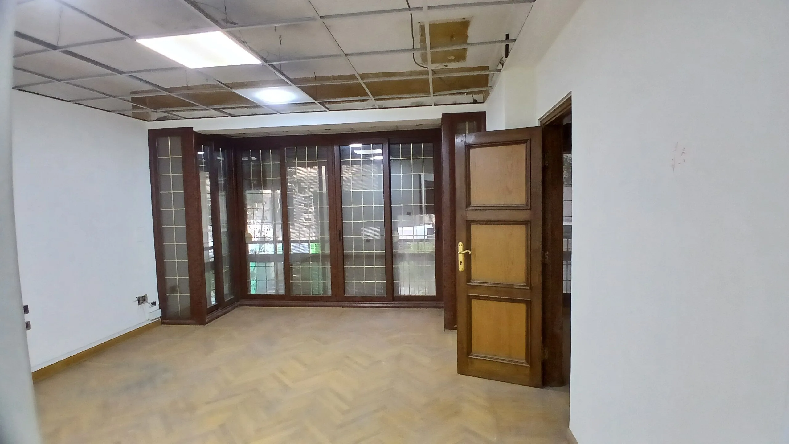 Office for sale in Southern Zamalek, 220 sqm, registered, and located just 5 minutes from the Nile—an excellent opportunity for administrative investment.