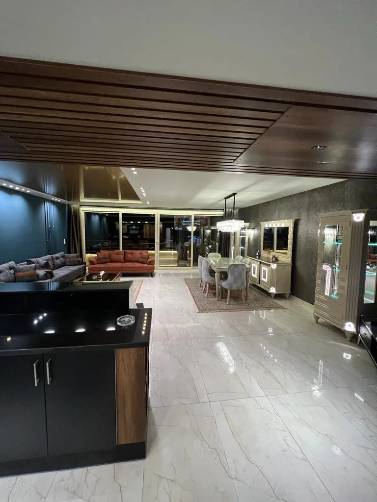 شقة فندقية 7 نجوم فى المهندسين 320م خطوات لجامعة الدول الرئيسى ( للباحثين عن المستويات النادرة ) .