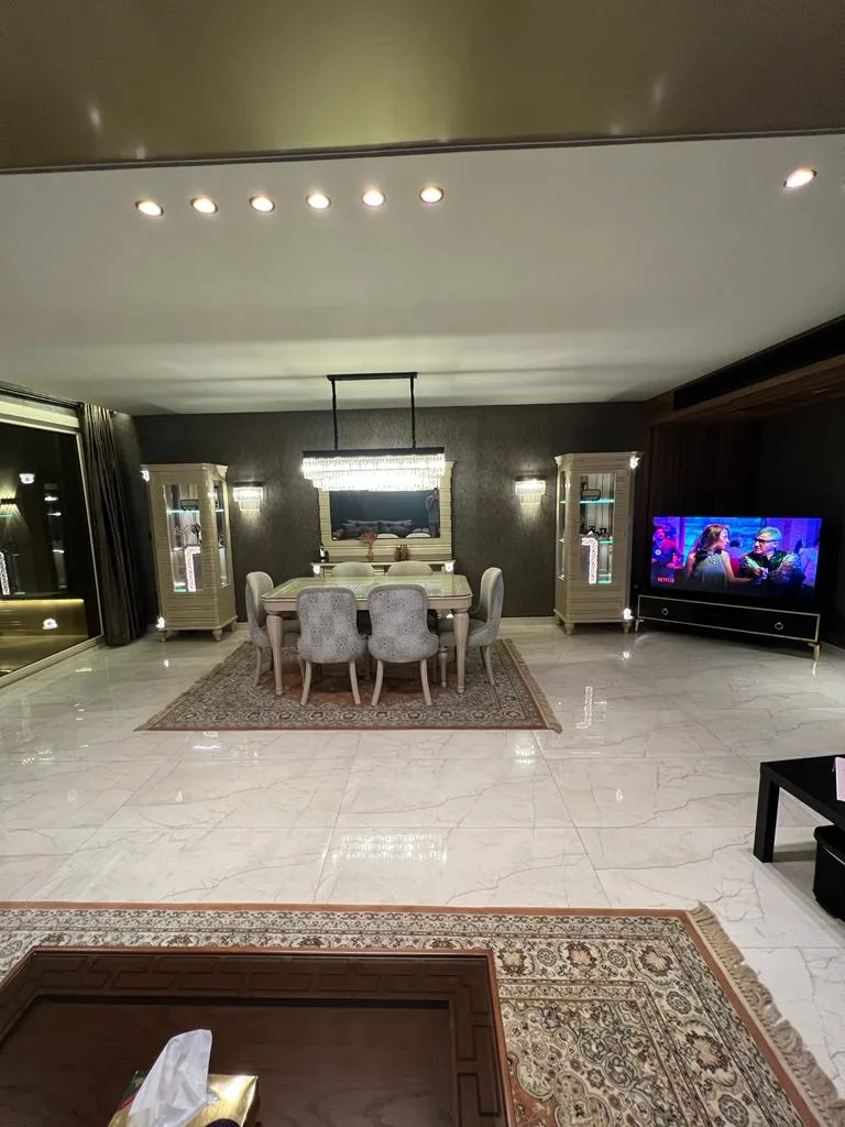 شقة فندقية 7 نجوم فى المهندسين 320م خطوات لجامعة الدول الرئيسى ( للباحثين عن المستويات النادرة ) .